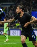 记者：利雅得新月放弃阿切尔比，因为他年龄太大